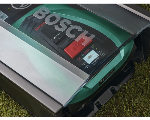 Bosch Mähroboter auf Rasen mit geöffneter Klappe