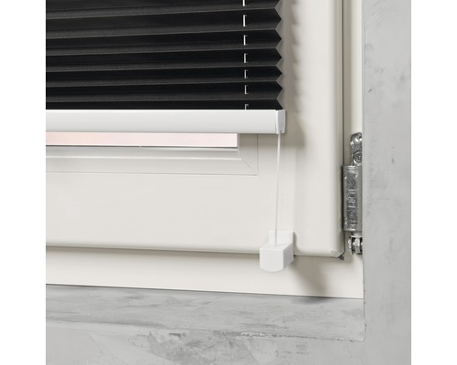 Schwarzes Plissee am Fenster mit Bedienkordel