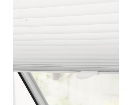Detailansicht einer weißen Plisseeanlage am Fenster