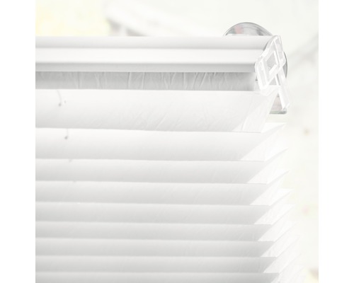 Detailaufnahme einer weißen Jalousie zur Fensterdekoration und zum Sonnenschutz