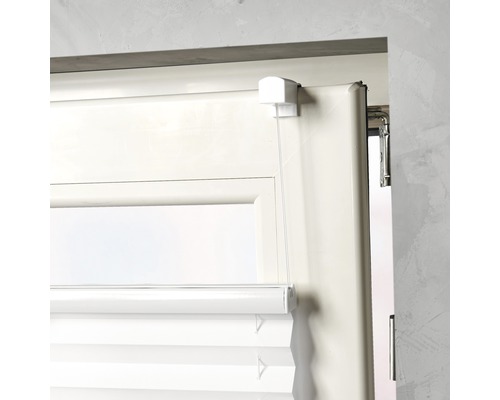 Detailansicht eines weißen Plissees am Fensterrahmen