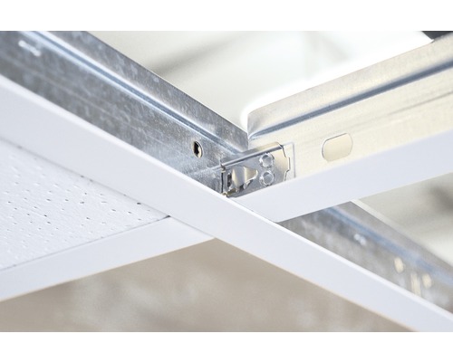 Detailaufnahme einer abgehängten Deckenkonstruktion mit Metallprofilen und Deckenplatten
