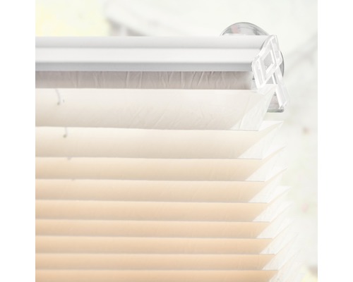 Detail einer beigefarbenen Faltjalousie