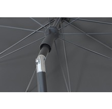 Detailaufnahme eines Sonnenschirms mit Streben und Mast