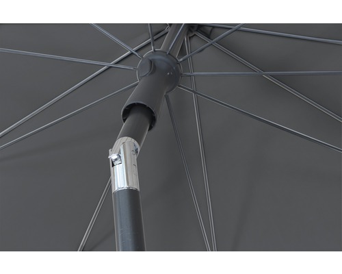 Detailaufnahme eines Sonnenschirms mit Streben und Mast