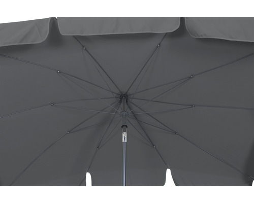 Detailansicht eines geöffneten Sonnenschirms mit Metallgestell