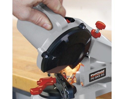 Kettenschärfgerät beim Schärfen einer Kette