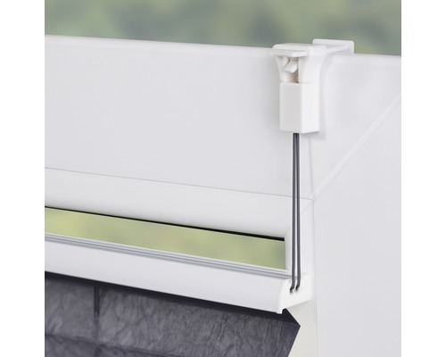 Plissee am Fenster mit Bedienelement