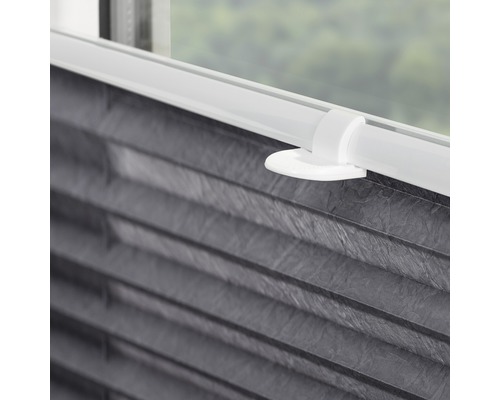 Detail einer grauen Plissee-Jalousie mit weißer Halterung am Fenster
