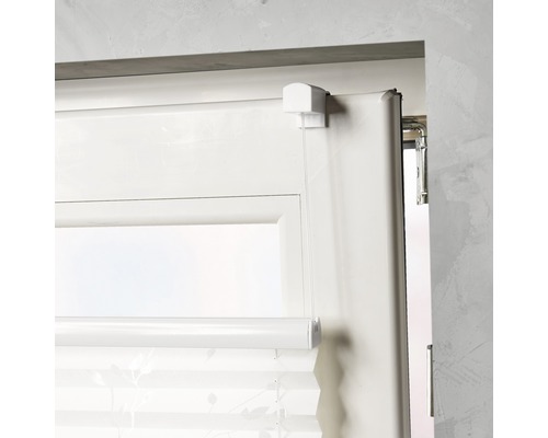 Detailansicht einer weißen Jalousie am Fenster