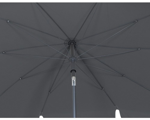 Detailansicht eines geöffneten Sonnenschirms mit Gestell