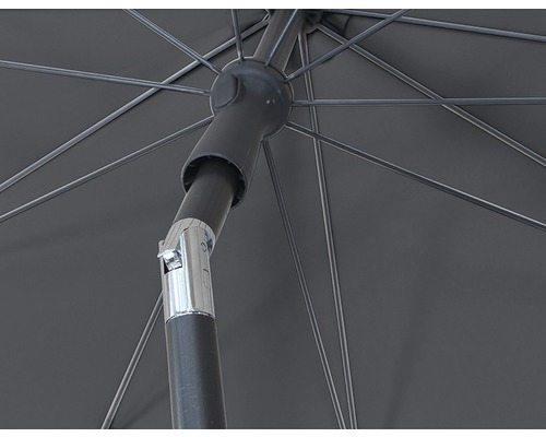 Detailansicht eines Sonnenschirms mit Gestell