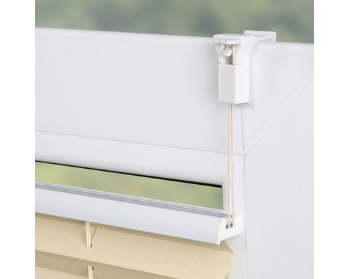 Detailansicht einer beigefarbenen Plissee-Jalousie mit Bedienelementen an einem Fenster