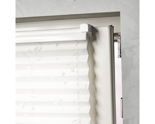 Faltrollo mit floralem Muster am Fenster