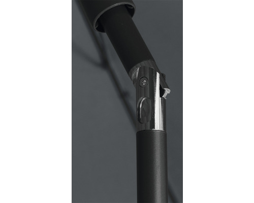 Detailaufnahme des Knickgelenks eines Sonnenschirms