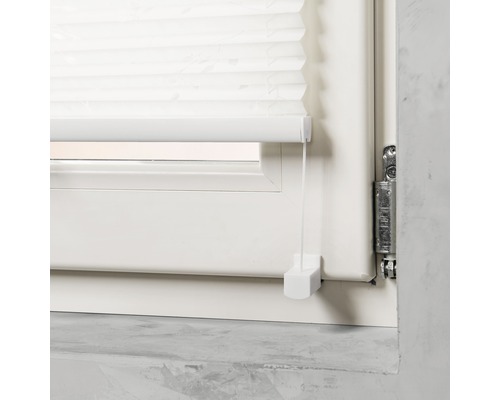 Detailansicht eines weißen Faltstores am Fenster