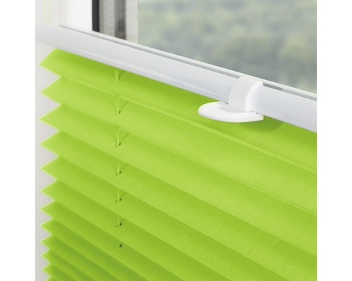 Grüne Faltstores am Fenster zur Lichtregulierung