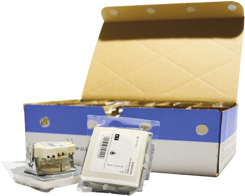 Offene Kartonbox mit mehreren elektronischen Bauteilen in Einzelverpackung