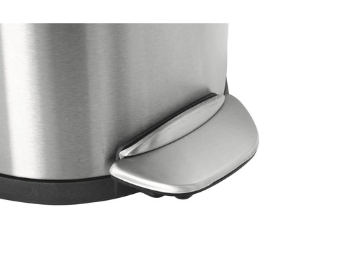 Detailaufnahme eines Edelstahl-Treteimers mit Fußpedal