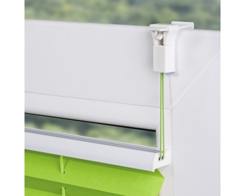 Grüne Faltstores mit Schnuraufhängung am Fenster
