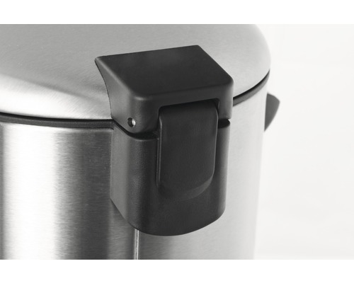 Detailansicht eines Mülleimers aus Edelstahl mit schwarzem Verschlussmechanismus