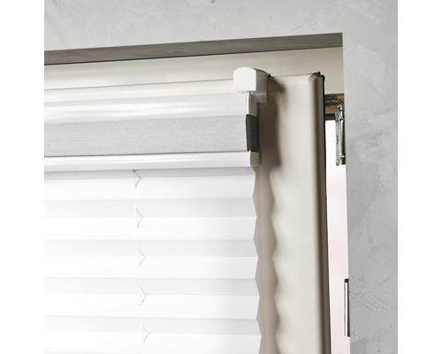 Nahaufnahme einer montierten Plisseeanlage zur Fensterdekoration