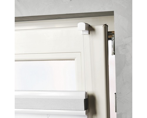 Detailansicht eines Rollos an einem Fensterrahmen.