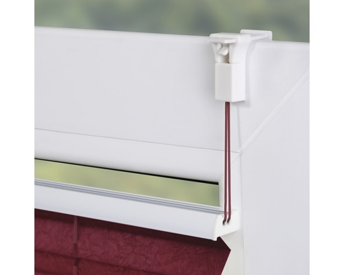 Detailansicht einer roten Jalousie mit Fensterbefestigung