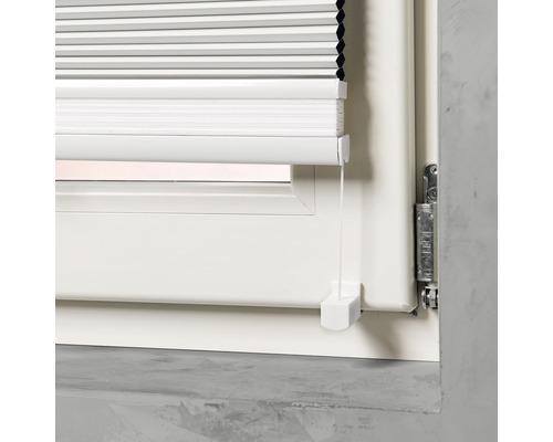 Detailansicht einer weißen Plissee-Jalousie an einem Fenster