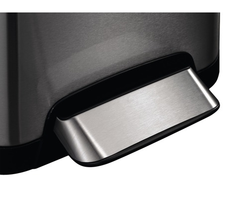 Detailaufnahme eines Treteimers aus Metall mit Pedal