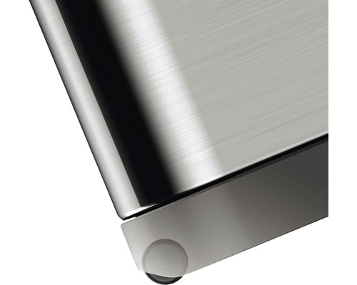 Detailansicht eines Metallmöbels mit Rollen