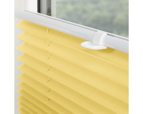 Gelbes Faltrollo am Fenster zur Lichtregulierung