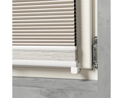 Detailaufnahme eines Plissees am Fenster.