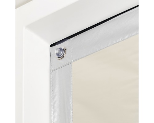 Detailaufnahme eines Fensters mit Thermovorhang, der mit Saugnäpfen befestigt ist.