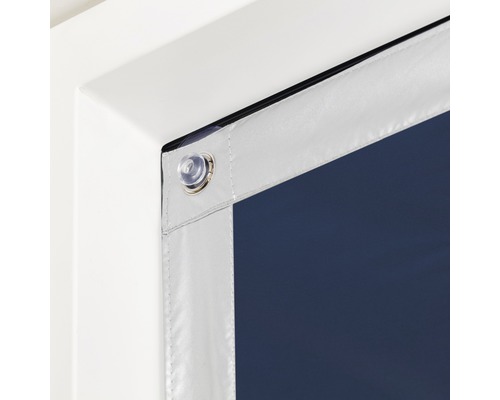 Detailansicht eines Verdunkelungsrollos mit Saugnapfbefestigung am Fensterrahmen