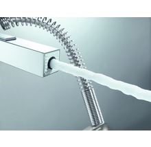Küchenarmatur mit Brauseschlauch und Wasserstrahl