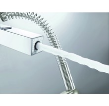 Küchenarmatur mit Brauseschlauch und Wasserstrahl