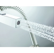 Auslauf einer Küchenarmatur mit Wasserstrahl