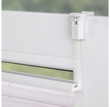 Detailansicht einer weißen Jalousie am Fenster mit Bedienmechanismus