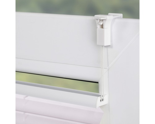 Detailansicht einer weißen Jalousie am Fenster mit Bedienmechanismus