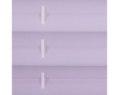 Nahaufnahme einer lila gefalteten Jalousie mit weißen Schnüren
