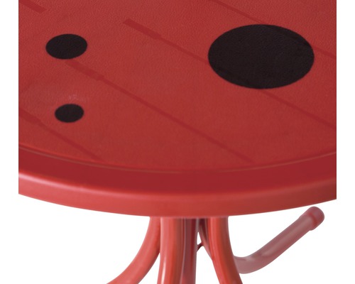 Detailansicht eines roten Kindertisches mit Marienkäfermuster
