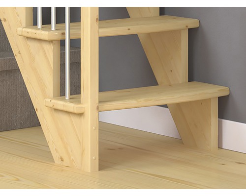 Detailaufnahme einer Holztreppe mit Geländerstäben.