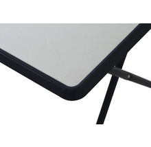 Detailansicht eines Klapptisches mit Metallgestell