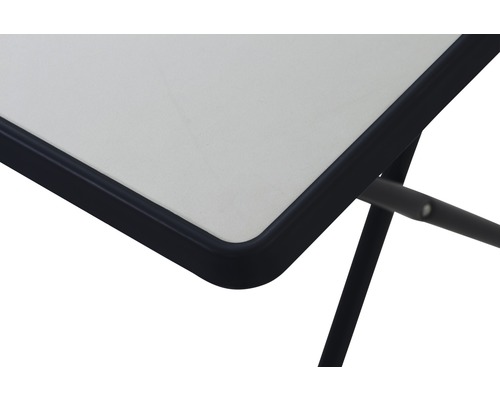 Detailansicht eines Klapptisches mit Metallgestell