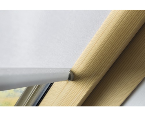 Detailansicht eines Dachfensterrollos mit Holzrahmen