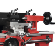 Detailansicht einer Drehmaschine mit Werkzeughalter und diversen Bedienelementen