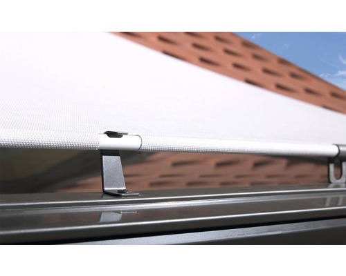 Nahaufnahme einer weißen Markise mit Metallhalterung