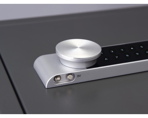 Nahaufnahme des Bedienfelds eines Tresors mit Drehknopf und numerischer Tastatur