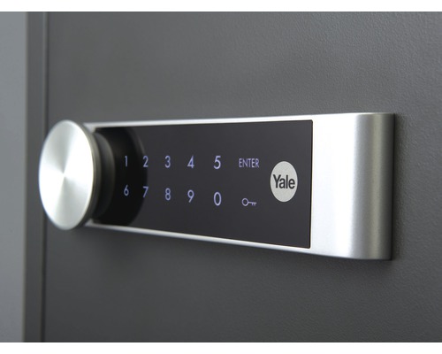 Nahaufnahme eines Safes mit digitalem Tastenfeld und Yale Logo